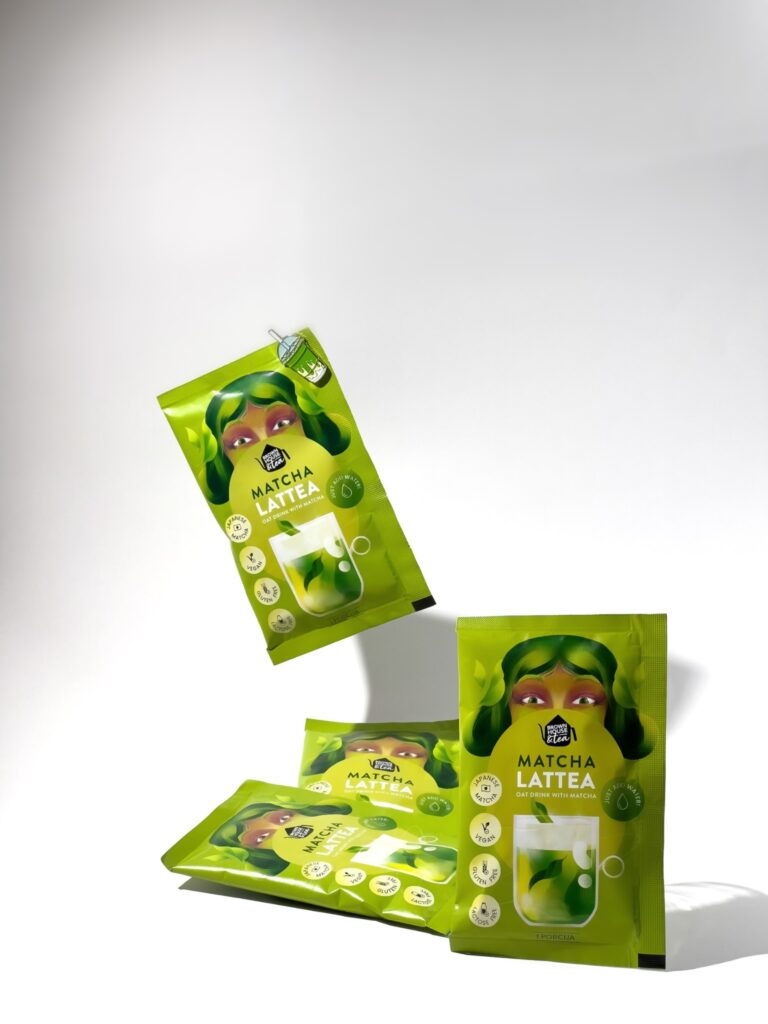 Matcha latte su avizu pienu