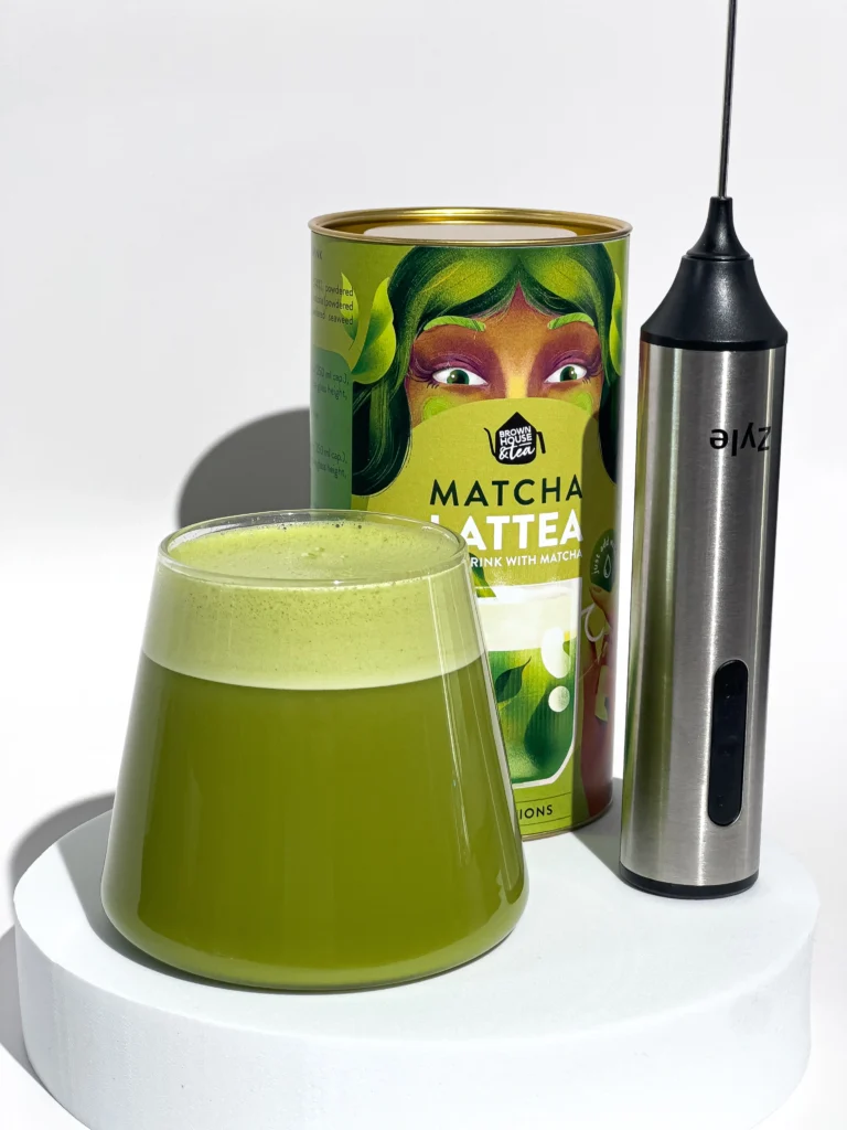 Matcha latte, pieno plaktuvas rinkinys