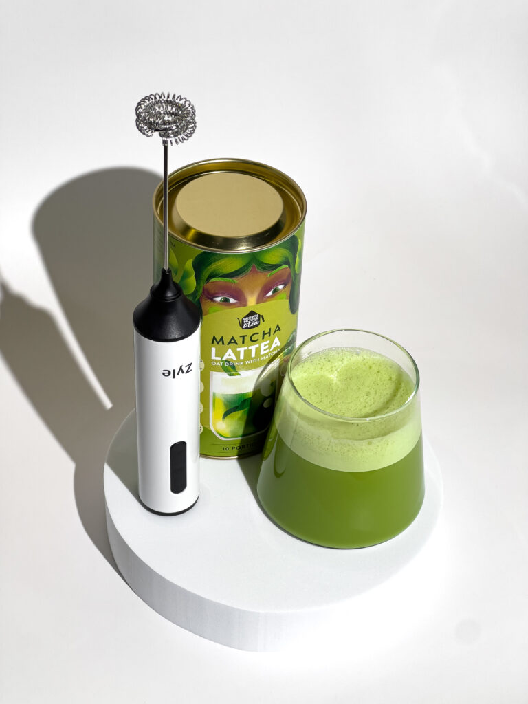 Matcha latte ikraunamas zyle plaktuvas balta